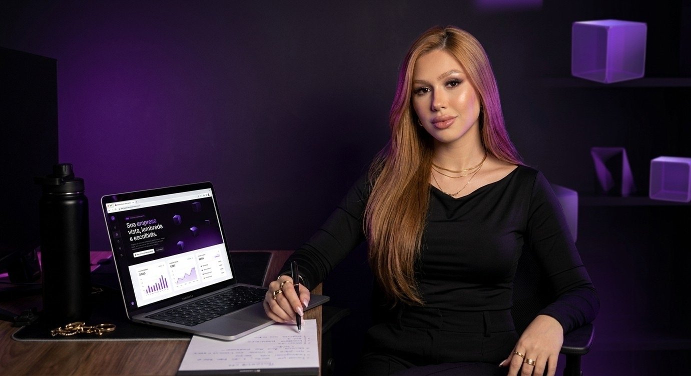 Miriã, co-fundadora da Alta Mídia, em seu escritório